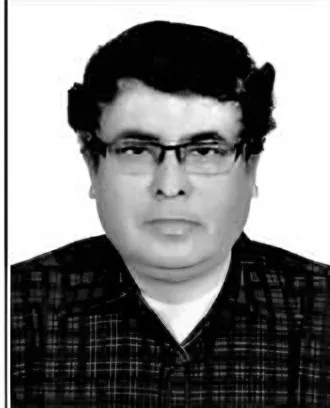 সাদাকালো পাসপোর্ট ছবি: চশমা পরা, কোঁকড়া চুলের একজন মধ্যবয়সী শিক্ষক, গায়ে চেক শার্ট